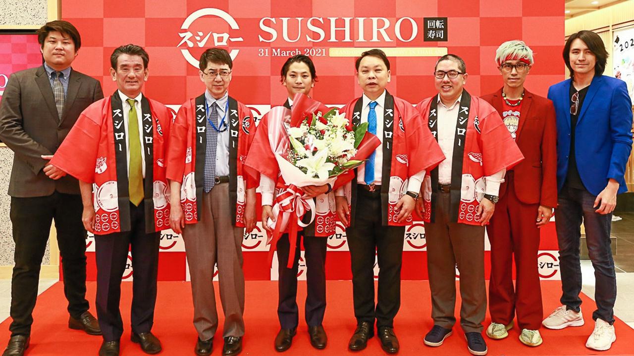 น่ากินมาก ฮิโรชิ คาวามุระ, โยชิดะ ทสึคาสะ และ ดร.ณัฐกิตติ์ ตั้งพูลสินธนา เปิดร้าน“SUSHIRO” ร้านซูชิสายพานอันดับ 1 จากประเทศญี่ปุ่น โดยมี อิศเรศ จิราธิวัฒน์, พงศ์จักร์ พิษฐานพร, อัทสึชิ ทาเคทานิ และ ศุภรุจ เตชะตานนท์ มาร่วมงานด้วย ที่เซ็นทรัลเวิลด์ วันก่อน.