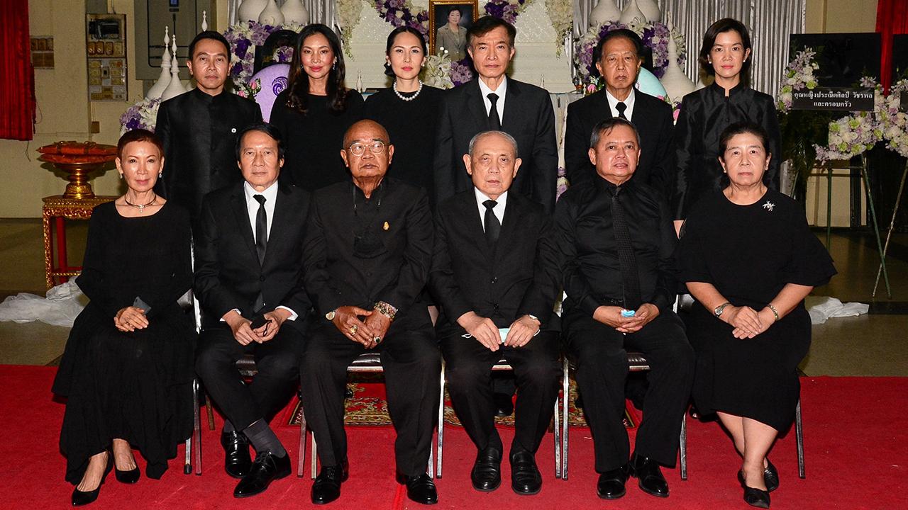 สู่สุคติ สราวุธ วัชรพล เป็นประธานในพิธีสวดพระอภิธรรมศพ วัชรินทร์ วานิชชา โดยมี อรพรรณ วัชรพล, สมชาย กรุสวนสมบัติ, พันธ์เลิศ ใบหยก, ดนัย จันทร์เจ้าฉาย, ชาติชายกมลวัทน์, สุพรทิพย์ ช่วงรังษี และ นงนุช นามวงศ์ มาร่วมในพิธีด้วย ที่วัดหัวลำโพง วันก่อน.
