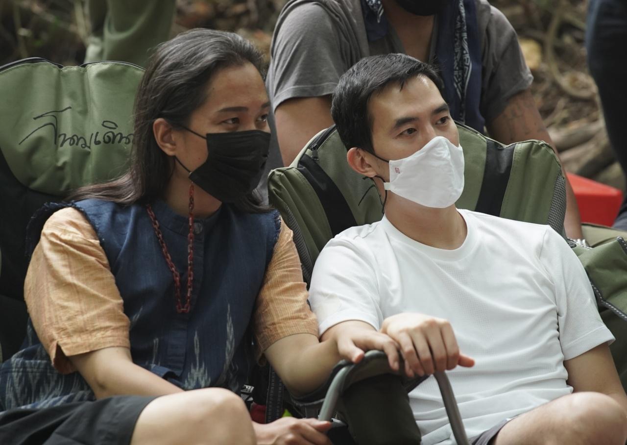 สองผู้กำกับ (ซ้าย) นุชี่ อนุชา บุญยวรรธนะ (ขวา) จอช คิม