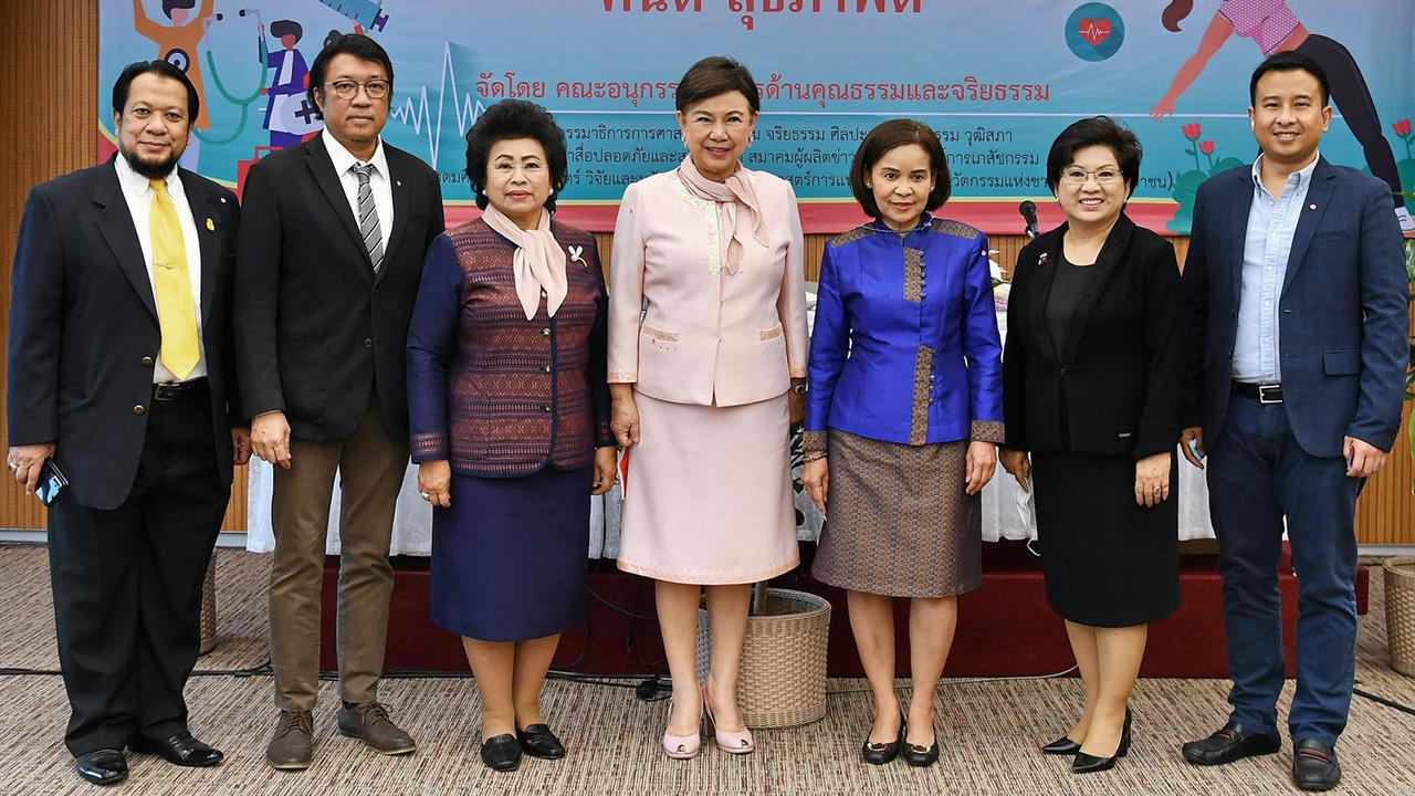 มีคนดี ดร.ศิรินา ปวโรฬารวิทยา เป็นประธานในพิธีมอบเกียรติบัตรให้แก่ ผู้แทนภาคีเครือข่ายในงานเสวนา “สื่อคุณธรรม สร้างคนดี มีนวัตกรรม ครั้งที่ 2” โดยมี สรโชติ อำพันวงษ์, ฉวีรัตน์ เกษตรสุนทร และ รศ.จิราภา วิทยาภิรักษ์ มาร่วมงานด้วย ที่อาคารรัฐสภา วันก่อน.