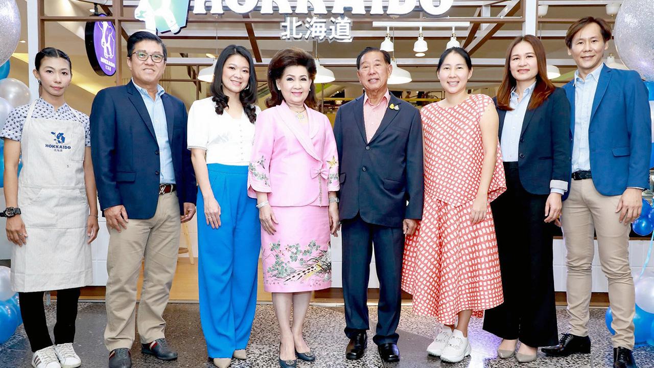 ดื่มนมญี่ปุ่น ประจักษ์–ละออ ตั้งคารวคุณ และ บุศทรี หวั่งหลี จัดงานเปิดร้านแฟรนไชส์ “นมฮอกไกโด” สาขาต้นแบบโฉมใหม่ โดยมี ธนากร วัฒนวิจารณ์, สมศักดิ์ จันทร์ส่อง,ธนัชชพร พงษ์เย็น และ กัญญ์วรา กิรติเสวี มาร่วมงานด้วย ที่เซ็นทรัลพลาซา บางนา วันก่อน.