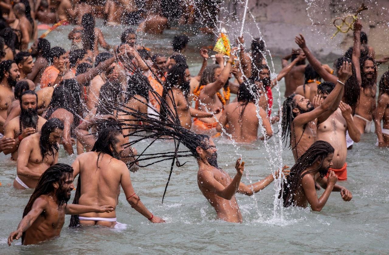 ชาวอินเดียจำนวนมากลงแช่น้ำในแม่น้ำคงคา ในเทศกาล คุมห์ เมลา (Kumbh Mela) ของชาวฮินดู เมื่อ 12 เม.ย. 2564