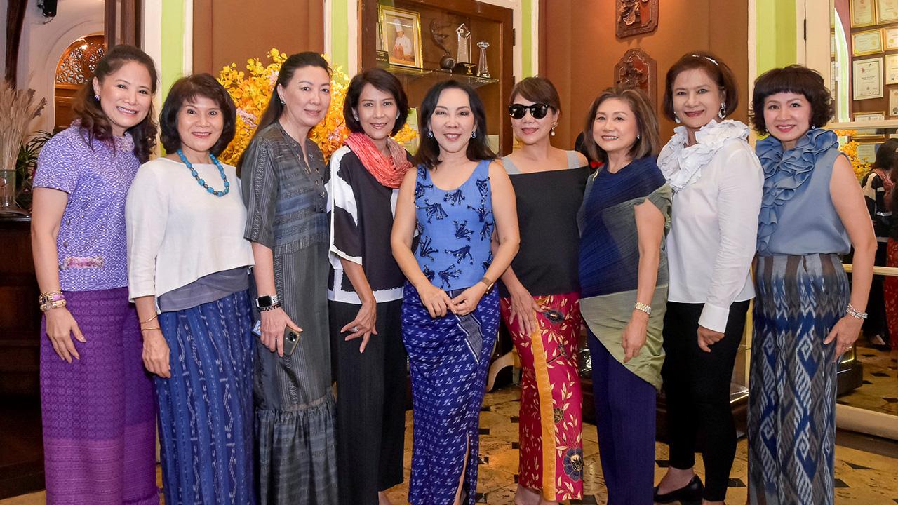 ของชาววัง - รุจิตร สุธนะเสรีพร ชวนกลุ่มเพื่อนมาร่วมชิมอาหารไทยชาววังฝีมือ เชฟนูรอ โซ๊ะมณี สเต็ปเป้ โดยมี รัตนา ชวนะนันท์, ภาวนา โชติกเสถียร, อุไรวรรณ กนกวัฒนาวรรณ และ ปริชญา เทพหัสดิน ณ อยุธยา มาร่วมชิมด้วย ที่บลู เอเลเฟ่นท์ ถนนสาทร วันก่อน.