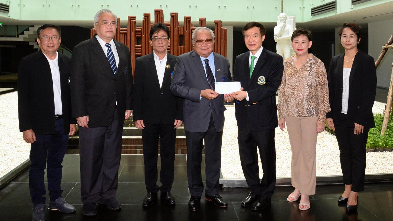 เพื่อการศึกษา - ดร.ปราจิน เอี่ยมลำเนา ประธาน กก.บห.บ.กรังด์ปรีซ์ อินเตอร์เนชั่นแนล มอบเงินจำนวน 200,000 บาท ให้แก่ สราวุธ วัชรพล เพื่อสมทบทุนมูลนิธิไทยรัฐ โดยมี จาตุรนต์ โกมลมิศร์ และ อโณทัย เอี่ยมลำเนา มาร่วมในพิธีด้วย ที่สำนักงาน นสพ.ไทยรัฐ วันก่อน.