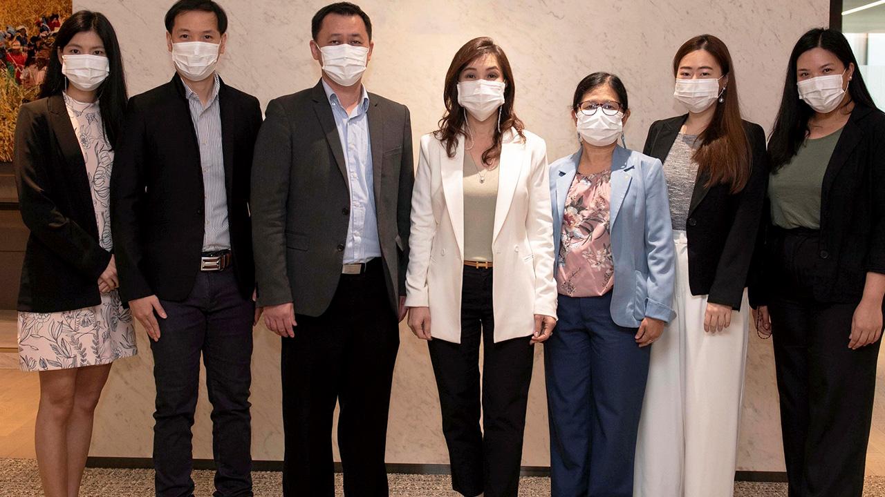 โปรดทราบ - นงนุช บูรณะเศรษฐกุล และ กฤษฎา วรรธนะภาคิน แถลงผลการดำเนินงานของบริษัทโออิชิกรุ๊ป ประจำไตรมาส 1 ปี 2564 ในงาน “Opportunity Day บริษัทจดทะเบียนพบผู้ลงทุน” โดยมี กิตติธัช ธเนศสกุลวัฒนา มาร่วมงานด้วย ที่อาคารไทยเบฟควอเตอร์ วันก่อน.