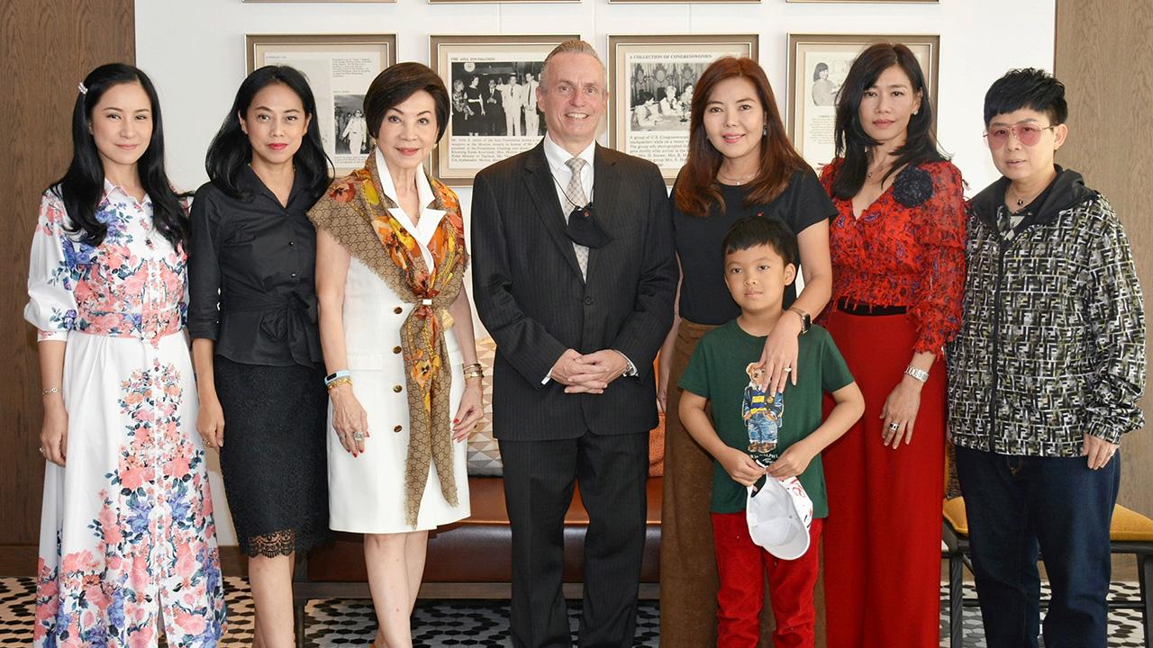 สังสรรค์ - ปิแอร์ อังเดร เพเลเทียร์ ให้การต้อนรับแก่ ศรีสุภางค์ มอริส, พณิชนาฏ แย้มเพกา, อวัสดา ปกมนตรี, อารีรัตน์ กฤษณะสมิต, นุชนาถ ระวีแสงสูรย์ และ กาญจน์ชนิตา กลศาสตร์เสนี ในโอกาสมาพบปะสังสรรค์ ที่ห้องอาหารเรือนต้น โรงแรมมณเฑียร สุรวงศ์ วันก่อน.