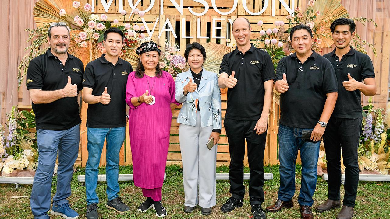 เที่ยวไร่องุ่น - คริสโตเฟอร์ คาร์เตอร์ จัดงาน “Celebrating Exceptional 2021 Harvest for Monsoon Valley Vineyard” ฉลองฤดูเก็บเกี่ยวองุ่น โดยมี โศรยา หอมชื่น, เอวิกา แจ้งเจนกิจ และ ยีน เฉลิมวงศ์เสนีย์ มาร่วมงานด้วย ที่มอนซูน แวลลีย์ วินยาร์ด หัวหิน วันก่อน.
