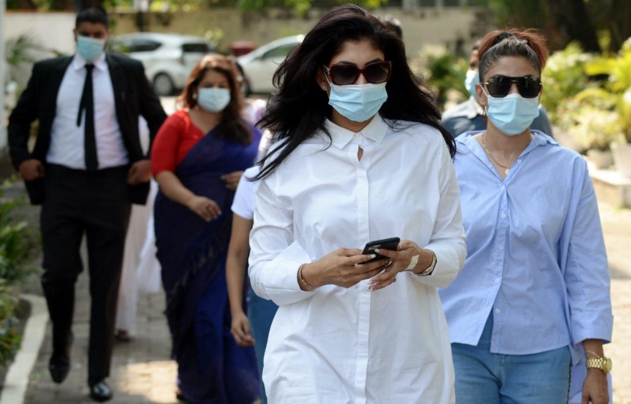 นางพุชพิกา เดอ ซิลวา มาสถานีตำรวจที่กรุงโคลอมโบ แจ้งความถูกนางแคโรลีน จูรี่ ทำร้ายร่างกาย กระชากมงกุฎกบนเวทีประกวด มิสซิส ศรีลังกา ประจำปี 2021