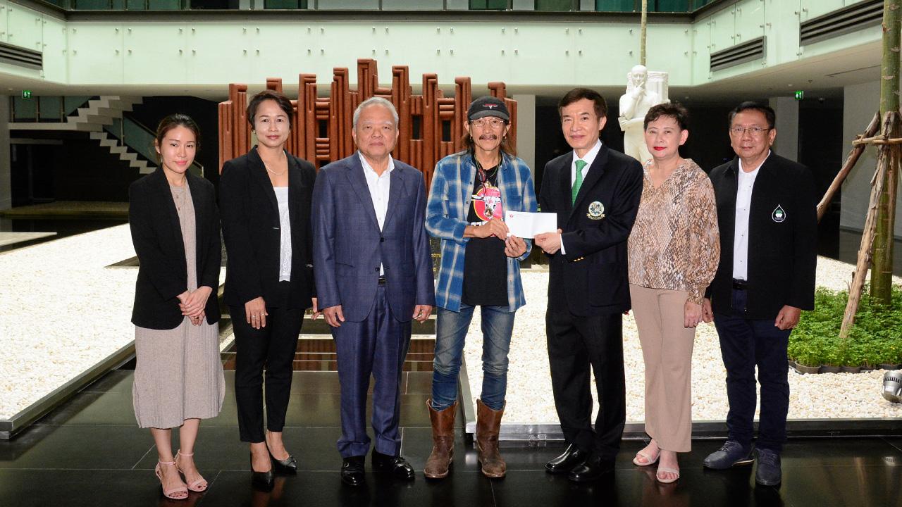 คาราบาวจัดให้ เสถียร เศรษฐสิทธิ์ ประธาน กก.บ.คาราบาวกรุ๊ป พร้อมด้วย แอ๊ด คาราบาว ยืนยง โอภากุล มอบเงิน 500,000 บาท ให้แก่ สราวุธ วัชรพล เพื่อสมทบทุนมูลนิธิไทยรัฐ โดยมี สุพรรษา บุญส่ง และ วิเชน โพชนุกูล มาร่วมในพิธีด้วย ที่สำนักงาน นสพ.ไทยรัฐ วันก่อน.