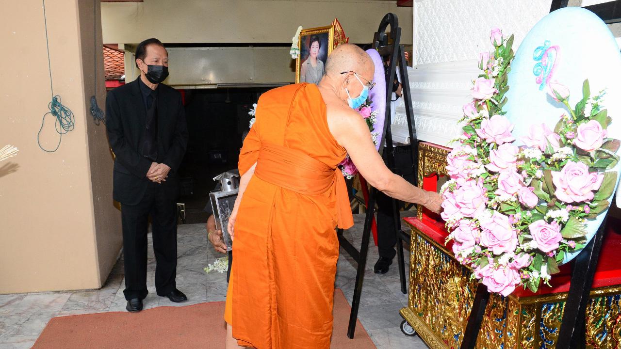 ปลายทางชีวิต พระธรรมสุธี เจ้าอาวาสวัดหัวลำโพง เป็นประธานในพิธีฌาปนกิจศพ วัชรินทร์ วานิชชา อดีตหัวหน้าข่าวสตรี นสพ.ไทยรัฐ ภรรยา จรูญ วานิชชา และเป็นมารดาของ จิตตินี จอมปรัชญา ท่ามกลางญาติมิตรและผู้รู้จักคุ้นเคยมาร่วมในพิธีด้วย ที่วัดหัวลำโพง เย็นวันก่อน.
