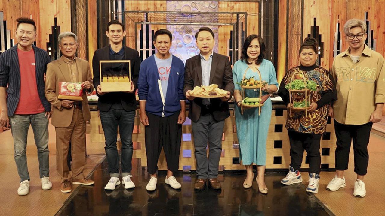 อย่าพลาด - ดร.ณัฐกิตติ์ ตั้งพูลสินธนา และ ไตรภพ ลิมปพัทธ์ แถลงการจัดงาน “ครัวคุณต๋อยยกทัพ” รวมสุดยอดร้านอาหารคาวหวานชื่อดังจากทั่วประเทศ โดยมี ณวัฒน์ อิสรไกรศีล, เจริญพร อ่อน-ละม้าย, กีรติ เทพธัญญ์ ฯลฯ มาร่วมงานด้วย ที่กันตนาสตูดิโอ วันก่อน.