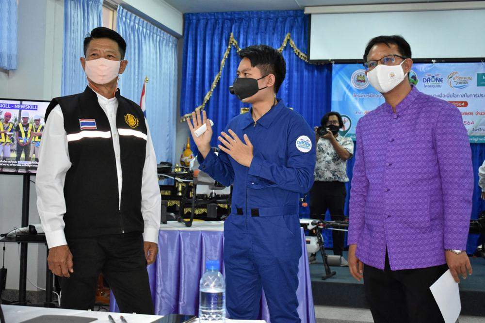 ดร.ดี จันทร์ศุภฤกษ์ วิศวกรบรรยายรายละเอียดการฝึกบินโดรน มี นายชัย มีเดชา ผู้ตรวจราชการกรมพัฒนาฝีมือแรงงาน.