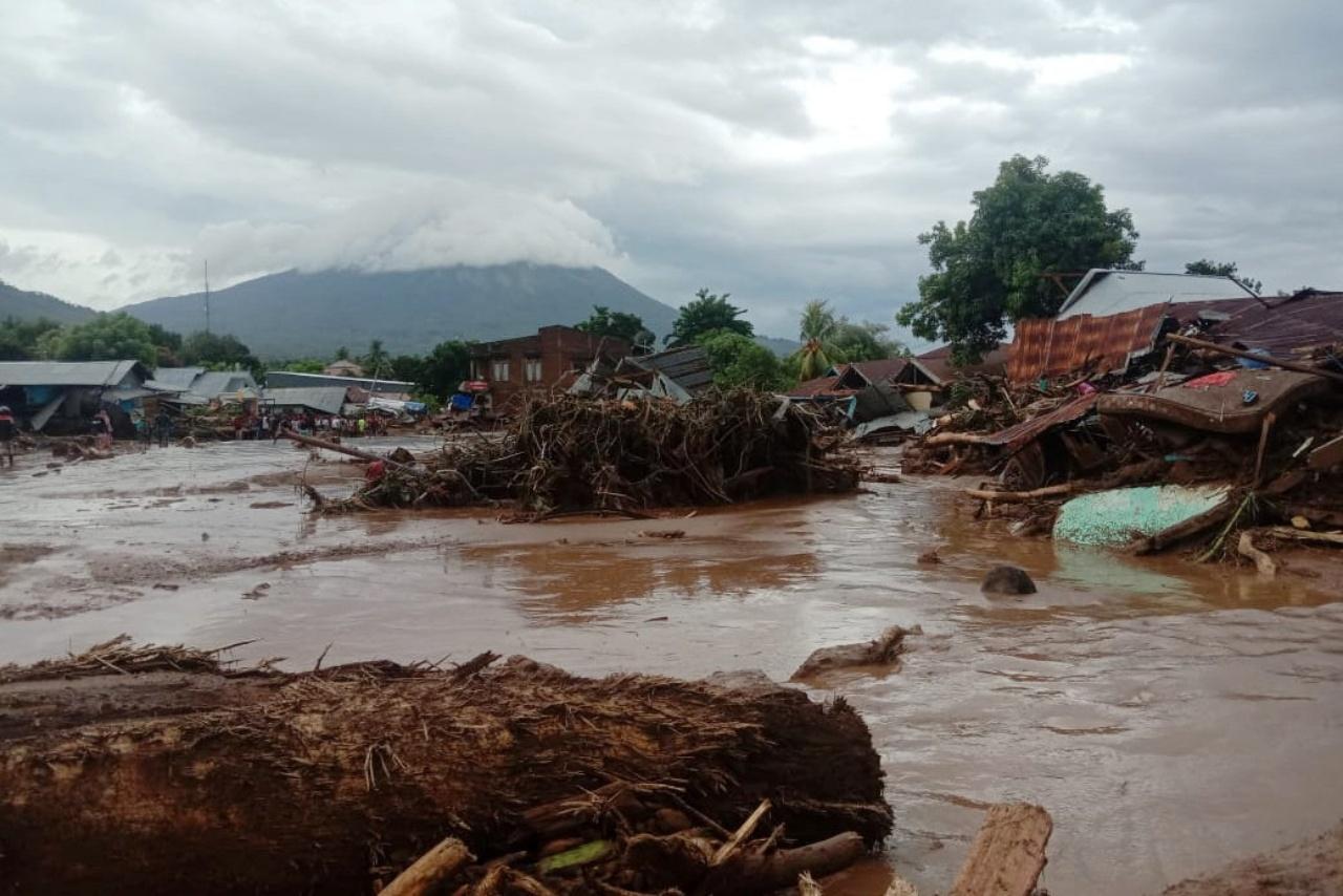 สภาพดินโคลนถล่ม ที่เมืองฟลอเรสตะวันออก จังหวัดนูซาเตงการาตะวันออก หลังประสบภัยพิบัติดินโคลนถล่ม จากอิทธิพลพายุฝนตกหนัก