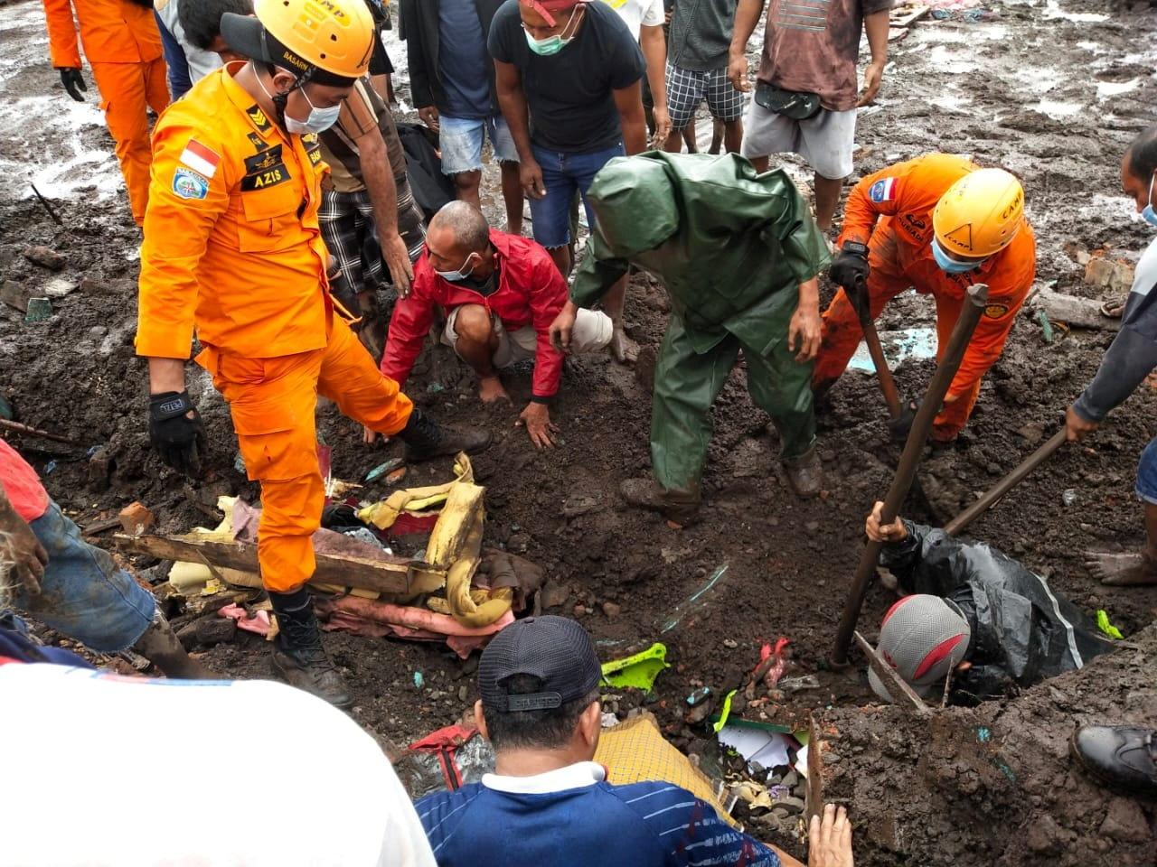 ทีมกู้ภัยอินโดนีเซีย ช่วยกันค้นหาผู้ประสบภัยที่เมืองฟลอเรสตะวันออก จังหวัดนูซาเตงการาตะวันออก หลังประสบภัยพิบัติดินโคลนถล่ม จากอิทธิพลพายุฝนตกหนัก