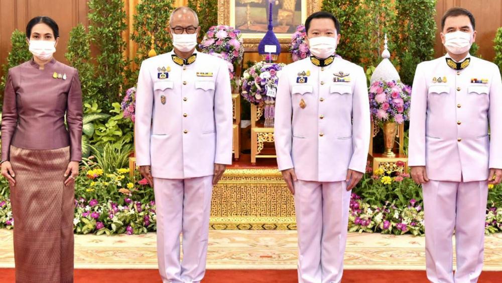 ถวายพระพร - ฐาปน สิริวัฒนภักดี, ประวิช สุขุม, นิติกร กรัยวิเชียร และ ม.ล.รดีเทพ เทวกุล มาร่วมลงนามถวายพระพร สมเด็จพระกนิษฐาธิราชเจ้า กรมสมเด็จพระเทพรัตนราชสุดาฯ สยามบรมราชกุมารี เนื่องในโอกาสวันคล้ายวันพระราชสมภพ ที่ศาลาสหทัยสมาคม วันก่อน.