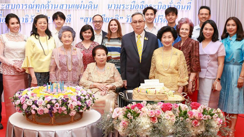 แฮปปี้เบิร์ธเดย์ - คุณหญิงสุจิตรา มงคลกิติ, มุกดา เอื้อวัฒนะสกุล และ รัตนา นรพัลลภ จัดงานวันเกิดให้ สุทธิเกียรติ จิราธิวัฒน์ โดยมี แมรี่ จิราธิวัฒน์, อาภัสรา หงสกุล, จินตนา บุญรัตน์ และ สุกุลยา เพ่งศรี มาร่วมอวยพรด้วย ที่ รร.เซ็นทาราแกรนด์ เซ็นทรัลเวิลด์ วันก่อน.
