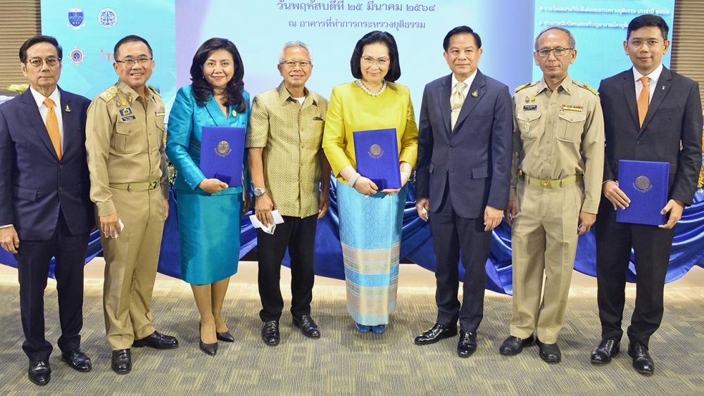 ภูมิใจ - พีระพันธุ์ สาลีรัฐวิภาค, วิศิษฏ์ วิศิษฏ์สรอรรถ และ สหการณ์ เพชรนรินทร์ มาร่วมแสดงความยินดีแก่ คุณหญิงปัทมา ลีสวัสดิ์ตระกูล และ สุรางคณา วายุภาพ ได้รับเข็มเครื่องหมายยุติธรรมธำรง ชั้นที่ 2 ในงานวันสถาปนากระทรวงยุติธรรมครบ 130 ปี ที่กระทรวงยุติธรรม วันก่อน.