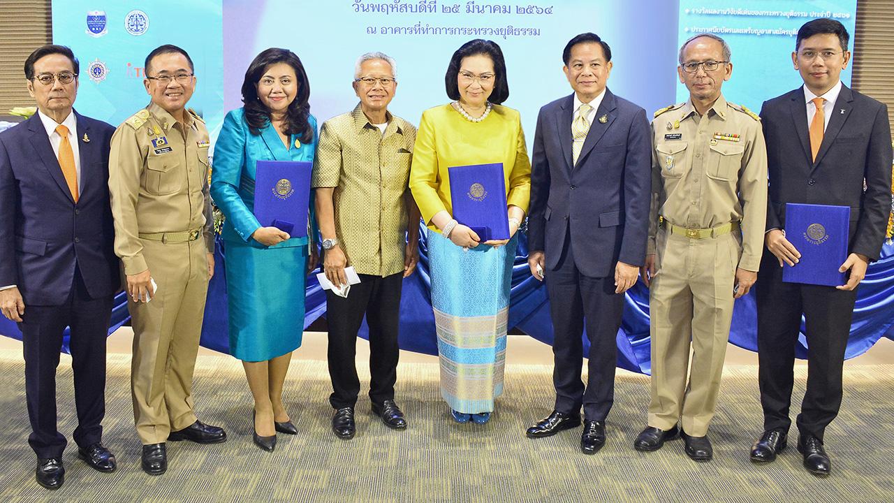 ภูมิใจ - พีระพันธุ์ สาลีรัฐวิภาค, วิศิษฏ์ วิศิษฏ์สรอรรถ และ สหการณ์ เพชรนรินทร์ มาร่วมแสดงความยินดีแก่ คุณหญิงปัทมา ลีสวัสดิ์ตระกูล และ สุรางคณา วายุภาพ ได้รับเข็มเครื่องหมายยุติธรรมธำรง ชั้นที่ 2 ในงานวันสถาปนากระทรวงยุติธรรมครบ 130 ปี ที่กระทรวงยุติธรรม วันก่อน.