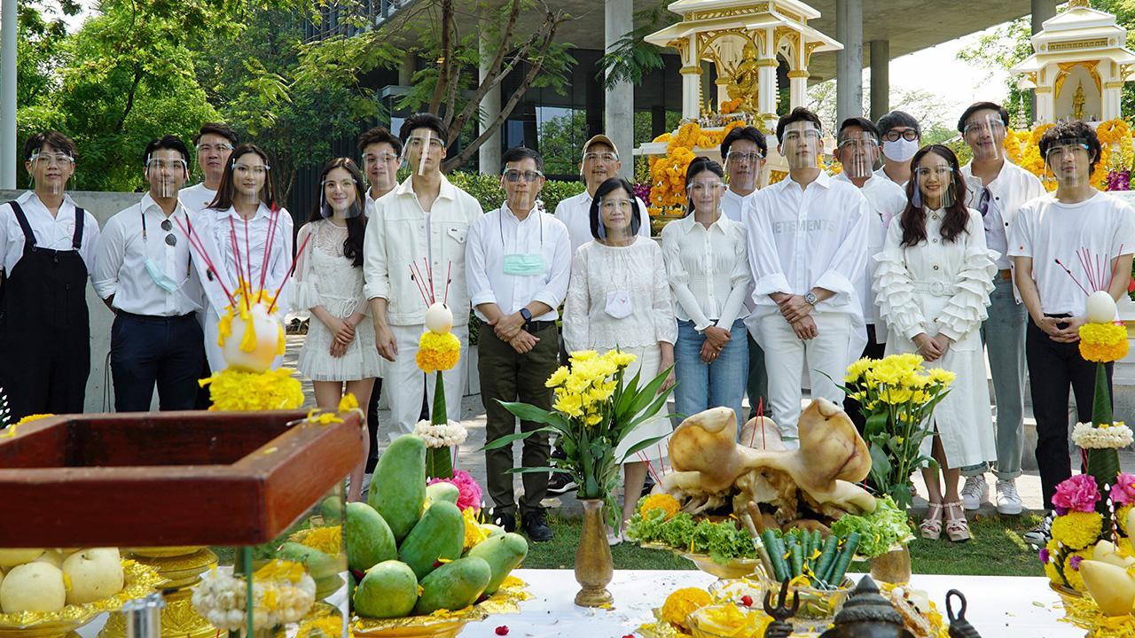 น่าติดตาม รศ.ดร.วิลาสินี พิพิธกุล ผอ.ไทยพีบีเอส นำทีมผู้กำกับและนักแสดงร่วมพิธีบวงสรวงละครภายใต้โปรเจกต์ “DRAMA FOR ALL” 4 เรื่อง 4 รส มี มิว-ศุภศิษฏ์ จงชีวีวัฒน์, สมายด์-ภาลฎา ฐิตะวชิร, ปันปัน-สุทัตตา อุดมศิลป์ ฯลฯ มาร่วมงาน ณ ศาลพระพรหม (Thai PBS) วันก่อน.