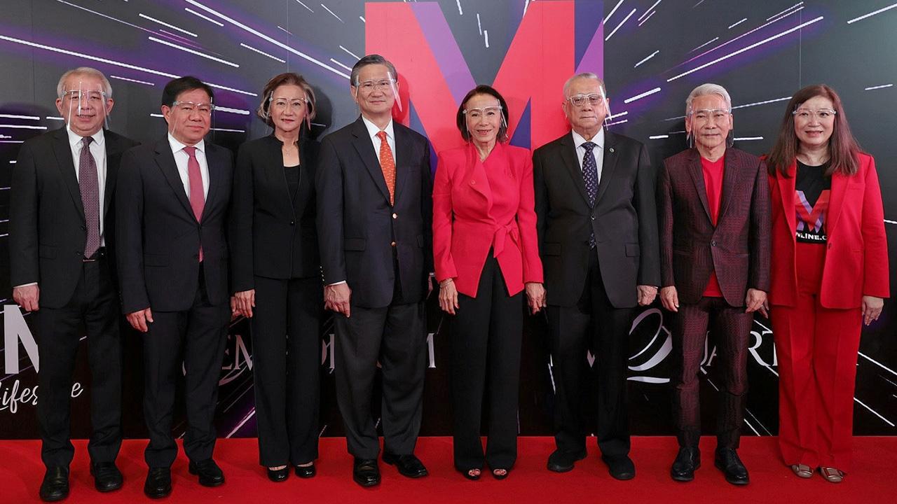 คุณแอ๊วลุย ศุภลักษณ์ อัมพุช เปิดงาน The Mall Group Envision The Future of Retail : M Online ประกาศโรดแม็ปยุทธศาสตร์ 3 ปี ก้าวสู่ดิจิทัลคอมเมิร์ซ โดยมี ปิติ สิทธิอำนวย, ชาติศิริ โสภณพนิช, กฤษณา อัมพุช และ เกรียงศักดิ์ ตันติพิภพ มาร่วมงานด้วย ที่สยามพารากอน วันก่อน.