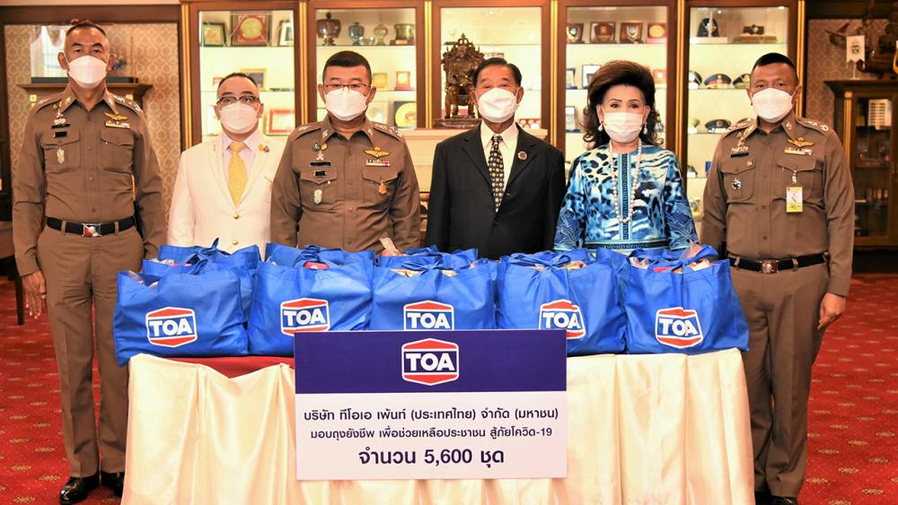 ถุงยังชีพ ประจักษ์–ละออ ตั้งคารวคุณ มอบถุงยังชีพจำนวน 5,600 ชุด ให้ พล.ต.อ.ดำรงศักดิ์ กิตติประภัสร์ รอง ผบ.ตร. เพื่อนำไปช่วยเหลือประชาชนสู้ภัยโควิด โดยมี พล.ต.ท.จิรพัฒน์ ภูมิจิตร และ พล.ต.ท.โสภณรัชต์ สิงหจารุ มาร่วมในพิธีด้วย ที่สำนักงานตำรวจแห่งชาติ วันก่อน.