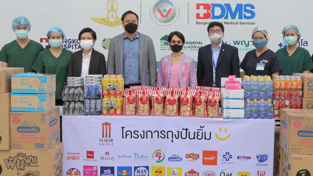 สนับสนุน สุรเชษฐ์ อัศวเรืองอนันต์ รองประธาน จนท.บห.เมเจอร์ ซีนีเพล็กซ์ กรุ้ป มอบอุปกรณ์ป้องกันการติดเชื้อและสิ่งของจำเป็นให้บุคลากรการแพทย์ เพื่อสนับสนุนการดูแลผู้ป่วยโควิด โดยมี รศ.อัจจิมา เศรษฐบุตร เป็นผู้รับมอบ ที่ รพ.สนาม บีดีเอ็มเอส สนามกีฬาธูปะเตมีย์ วันก่อน.