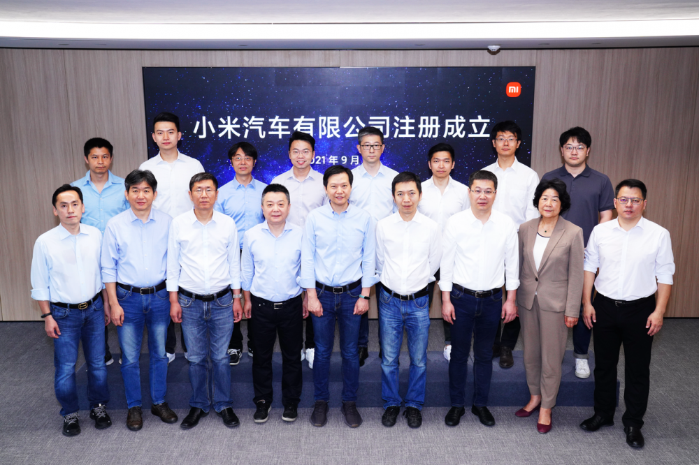 Lei Jun (คนที่ห้าแถวล่าง) และคณะผู้บริหารเสี่ยวหมี่