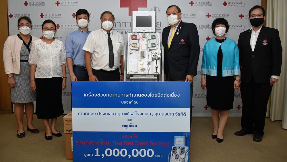 อุปกรณ์แพทย์ กฤษณ์ โรจนเสนา ประธานบริษัท เอ็ม.อี.นิคคิโซ มอบเครื่องช่วยทดแทนการทำงานของไตชนิดต่อเนื่อง จำนวน 1 เครื่อง มูลค่า 1,000,000 บาท ให้โรงพยาบาลจุฬาลงกรณ์ เพื่อใช้ดูแลรักษาผู้ป่วย โดยมี ขรรค์ ประจวบเหมาะ เป็นผู้รับมอบ ที่สภากาชาดไทย วันก่อน.
