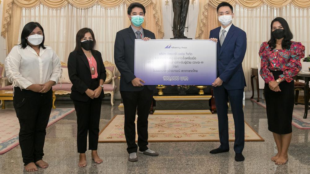 ช่วยผู้ป่วย ยูกิ ทานิโมโตะ ผจก.ทั่วไป บริษัทอัลเบอร์รี่ เอเซีย มอบเงินจำนวน 100,000 บาท ให้ ผศ.นพ.ปิยะพันธ์ พฤกษพานิช เพื่อสมทบทุนจัดซื้อเครื่องมือและอุปกรณ์การแพทย์สำหรับดูแลรักษาผู้ป่วยติดเชื้อโควิด โดยมี กัลยารัตน์ คูคีรีเขต มาร่วมมอบด้วย ที่ศาลาทินทัต วันก่อน.