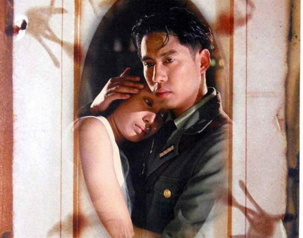 ธงไชย แมคอินไตย์รับบทโกโบริ และอาภาศิริ นิติพน รับบทอังศุมาลิน ในภาพยนตร์ คู่กรรม พ.ศ. 2538