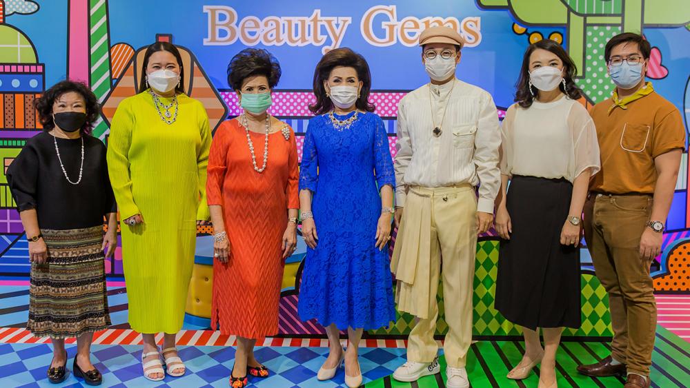 ของเศรษฐี สุริยน ศรีอรทัยกุล จัดงาน “Beauty gems all around the world in 31 Days” เพื่อให้ผู้ชื่นชอบเครื่องประดับได้เลือกซื้ออัญมณีสุดล้ำจากฝีมือคนไทย โดยมี จรินทร์ สุมานนท์, ละออ ตั้งคารวคุณ และ ดร.อัญชลิน พรรณนิภา มาร่วมงานด้วย ที่เซ็นทรัล ชิดลม วันก่อน.