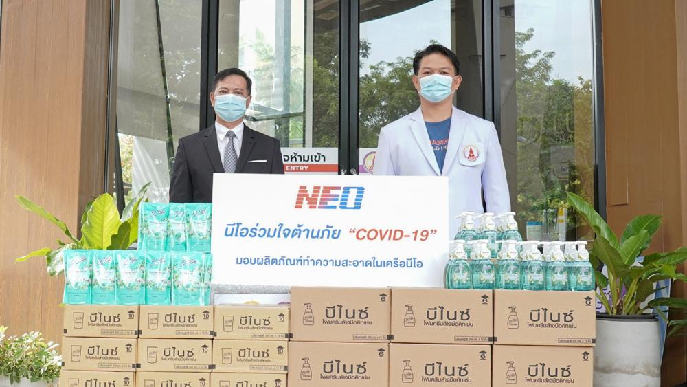 สะอาดแน่ ชวลิต รัตนเสรีชัย ตัวแทน บ.นีโอ คอร์ปอเรท มอบผลิตภัณฑ์บีไนซ์ โฟมล้างมือในโครงการ “นีโอรวมใจต้านภัยโควิด-19” ให้ผู้ป่วยและบุคลากรทางการแพทย์ รพ.สนามธรรม ศาสตร์ โดยมี ผศ.พ.ท.ดร.นพ.กฤติณ ศิลานันท์ เป็นผู้รับมอบ ที่ รพ.สนามธรรมศาสตร์ วันก่อน.