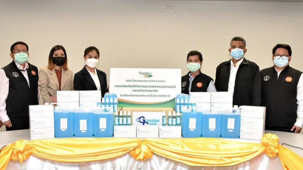 ช่วยชาวบ้าน มาศวัลย์ ปิ่นสุวรรณ ผอ.เขตปทุมวัน รับมอบผลิตภัณฑ์แอลกอฮอล์ หน้ากากอนามัยและชุด PPE จากผู้แทน บริษัทไทยเบฟเวอเรจ เพื่อนำไปแจกจ่ายช่วยเหลือประชาชนพักอาศัยเขตปทุมวันใช้ในการป้องกันการแพร่ระบาดของไวรัสโควิด-19 ที่สำนักงานเขตปทุมวัน วันก่อน.