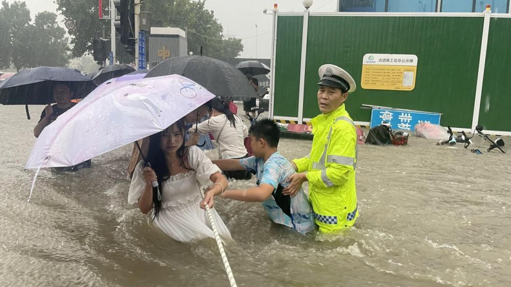 ประชาชนในเมืองเจิ้งโจว ในมณฑลเหอหนาน ของจีน ประสบอุทกภัยฉับพลัน จากฝนตกหนัก