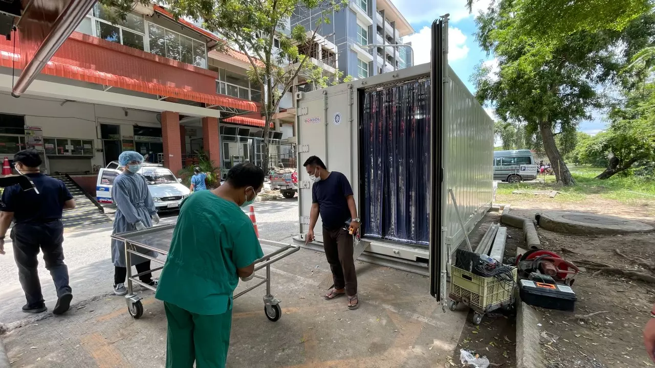 มาแล้วคอนเทนเนอร์ห้องเย็น รพ.ธรรมศาสตร์ฯ เปิดใช้เย็นนี้ รองรับศพล้นดับจิต (คลิป)