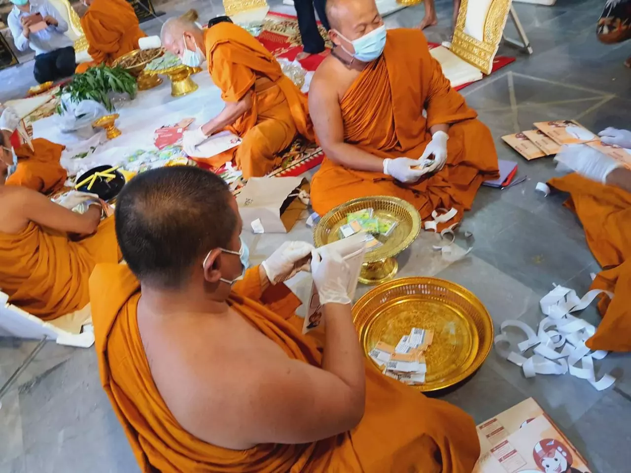 ฮือฮา "หลวงพ่อแดง" เกจิดังทำพิธีปลุกเสก 2 สมุนไพร ช่วยผู้ป่วยโควิด (คลิป)