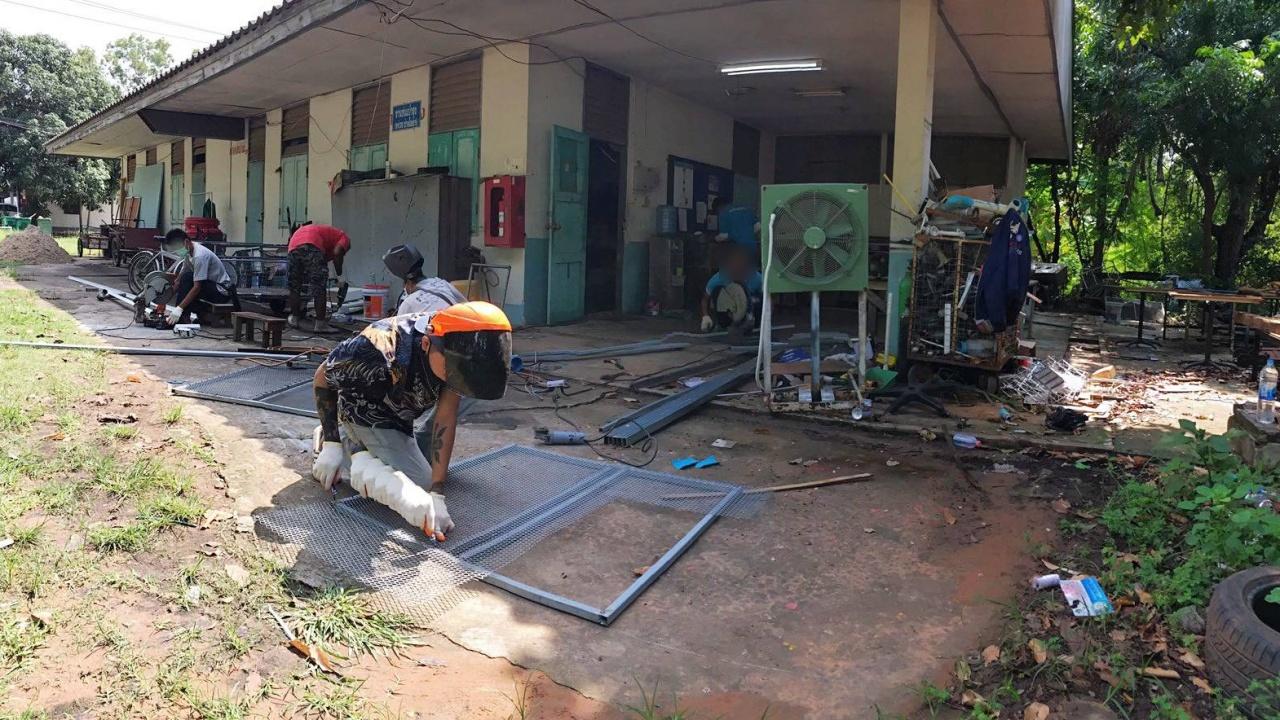 สมศักดิ์ ห่วงผู้ป่วยโควิด สั่งนำผู้ถูกคุมประพฤติสร้างเตียงโรงพยาบาลสนาม