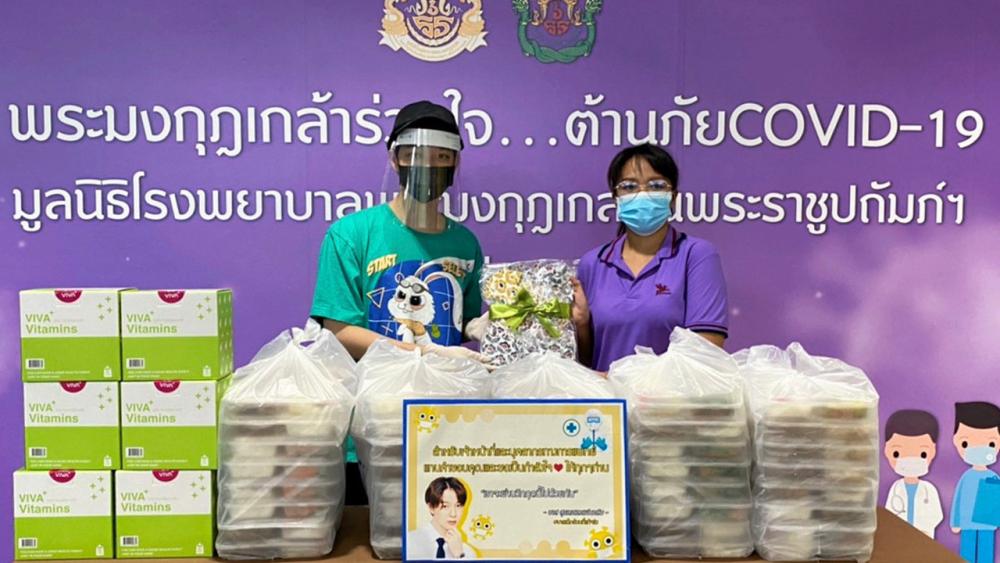 ชวนอิ่มท้อง - บาส-สุรเดช พินิวัตร์ นักร้องนักแสดงสังกัด บ.สตาร์ ฮันเตอร์ เอ็นเตอร์เทนเม้นท์ จำกัด รวมกลุ่มแฟนคลับจัดทำโครงการ “บาสเด็กอ้วนชวนอิ่มท้อง” มอบอาหารกล่องสำหรับเจ้าหน้าที่และบุคลากรทางการแพทย์ แทนคำขอบคุณและเป็นกำลังใจให้ผ่านวิกฤติโควิด-19 ไปด้วยกัน ณ มูลนิธิโรงพยาบาลพระมงกุฎเกล้าในพระราชูปถัมภ์ฯ.