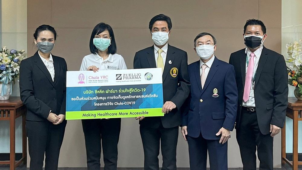 ไว้ใจได้ ศ.นพ.สุทธิพงศ์ วัชรสินธุ คณบดีคณะแพทยศาสตร์ จุฬา และ ศ.นพ.เกียรติ รักษ์รุ่งธรรม รับมอบการสนับสนุนการจัดเก็บดูแลรักษาและขนส่งวัคซีน ChulaCov19 จาก พักตร์นลิน บูลกุล ประธาน จนท.บห.บริษัทซิลลิค ฟาร์มา ที่คณะแพทยศาสตร์ จุฬา วันก่อน.