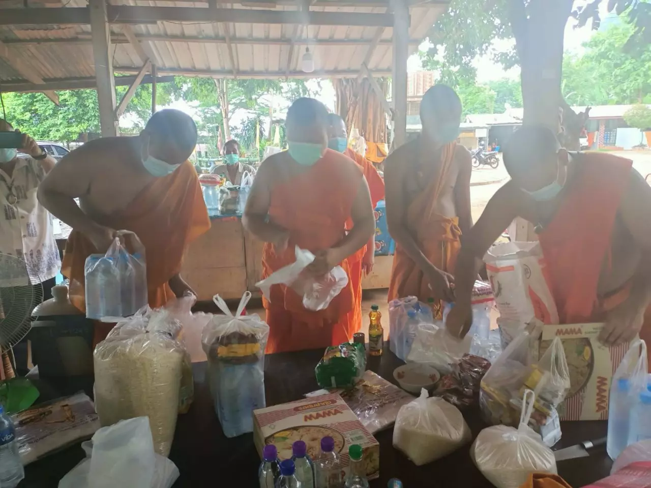 เจ้าอาวาสวัดถ้ำสนามบิน เผยได้ความช่วยเหลือแล้ว เตรียมอาหารแห้งส่งต่อคนยากจน (คลิป)