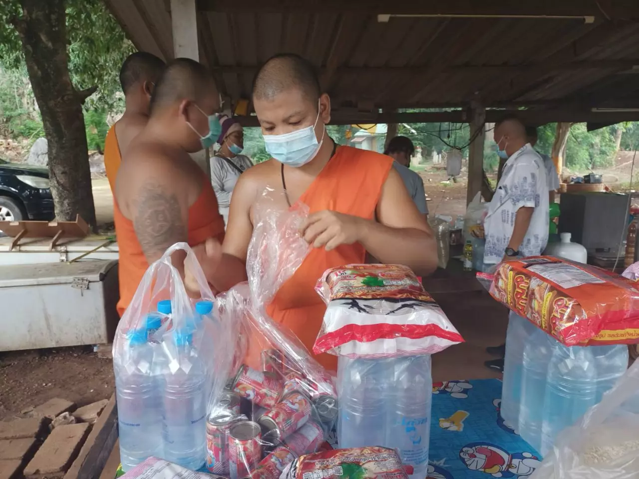 เจ้าอาวาสวัดถ้ำสนามบิน เผยได้ความช่วยเหลือแล้ว เตรียมอาหารแห้งส่งต่อคนยากจน (คลิป)