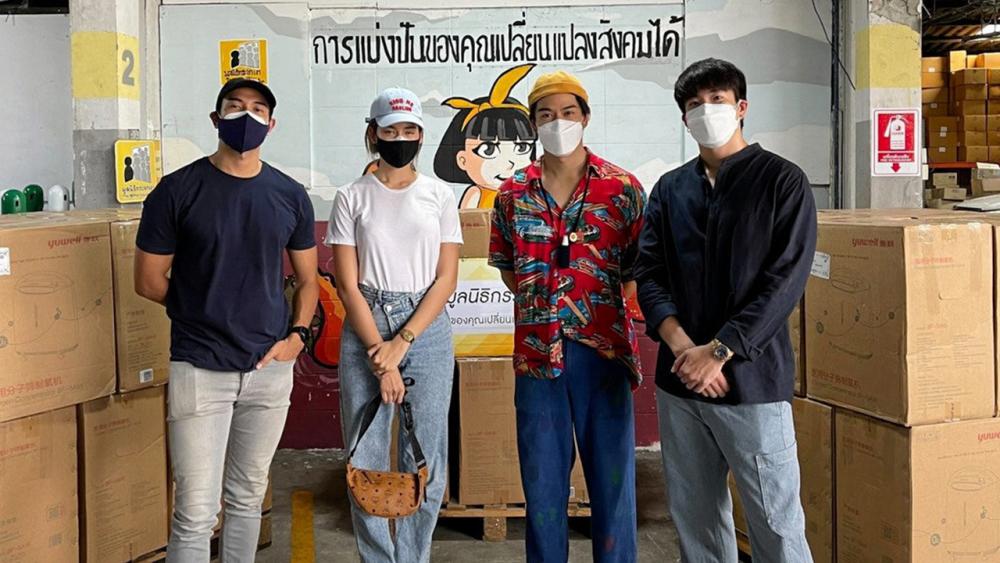 คนหล่อทำดี - เกรท-วรินทร, อาเล็ก-ธีรเดช, เป๊ก-เปรมณัช และ โบว์-เมลดา เป็นตัวแทนเพื่อนๆ บอย-ปกรณ์, เจมส์-จิรายุ และ แม่กุ้ง ร้านทองหวังเงินไทย ร่วมกันบริจาคเพื่อซื้อเครื่องผลิตออกซิเจน จำนวน 30 เครื่อง ให้กับ มูลนิธิกระจกเงา เพื่อนำไปมอบให้ผู้ป่วยตามบ้านที่จำเป็น ที่มูลนิธิกระจกเงา เมื่อวันก่อน.