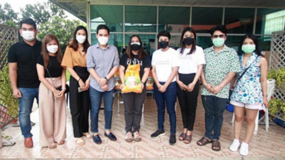 ร่วมปันน้ำใจ - ภูริต กุญชร ณ อยุธยา ผู้บริหาร Ks Digital รวมพลังทีมพันธมิตร มอบข้าวสาร 2 ตัน ช่วยเหลือคนไทยฝ่าวิกฤติโควิด-19 ให้กับ เพจอีจัน เพื่อส่งต่อมอบให้กับ รพ.ต่างๆ ทั้งทีมแพทย์ พยาบาล วัด และชุมชนต่างๆ ที่ได้รับผลกระทบ ที่ออฟฟิศเพจอีจัน ย่านบางเขน วันก่อน.