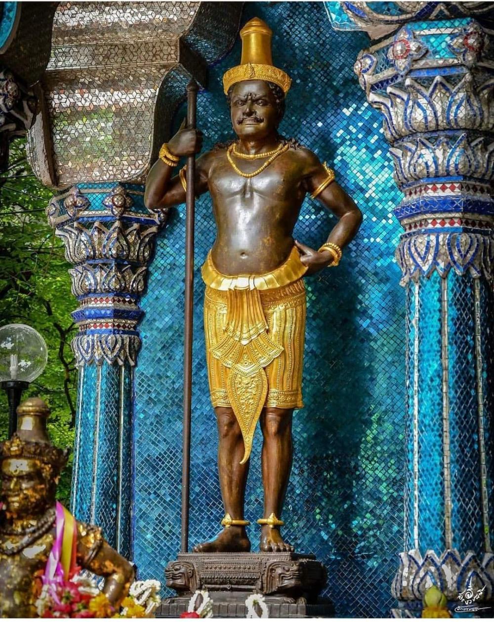 รูปหล่อท้าวหิรัญพนาสูรทองสัมฤทธิ์ ภายในพระราชวังพญาไท (ที่มาของภาพ : อินสตาแกรม aksorn_q)