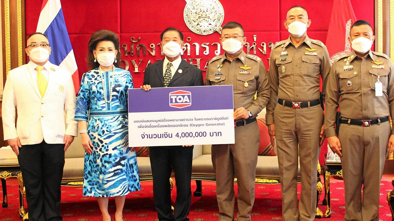 จากทีโอเอ ประจักษ์–ละออ ตั้งคารวคุณ มอบเงินจำนวน 4,000,000 บาท ให้ พล.ต.อ.ดำรงศักดิ์ กิตติประภัสร์ รอง ผบ.ตร. เพื่อจัดซื้อเครื่องผลิตออกซิเจนของ รพ.ตำรวจ โดยมีพล.ต.ท.โสภณรัชต์ สิงหจารุ และ พล.ต.ท.จิรพัฒน์ ภูมิจิตร มาร่วมในพิธีด้วย ที่ สตช. วันก่อน.