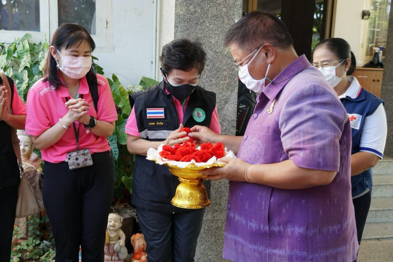 นพ.มนต์ชัย วิวัฒนาสิทธิพงศ์ ผอ.โรงพยาบาลสรรพสิทธิประสงค์ จ.อุบลราชธานี มอบกำลังใจแด่ นักรบชุดขาว 13 คน ไปปฏิบัติหน้าที่ ณ รพ.บุษราคัม จ.นนทบุรี