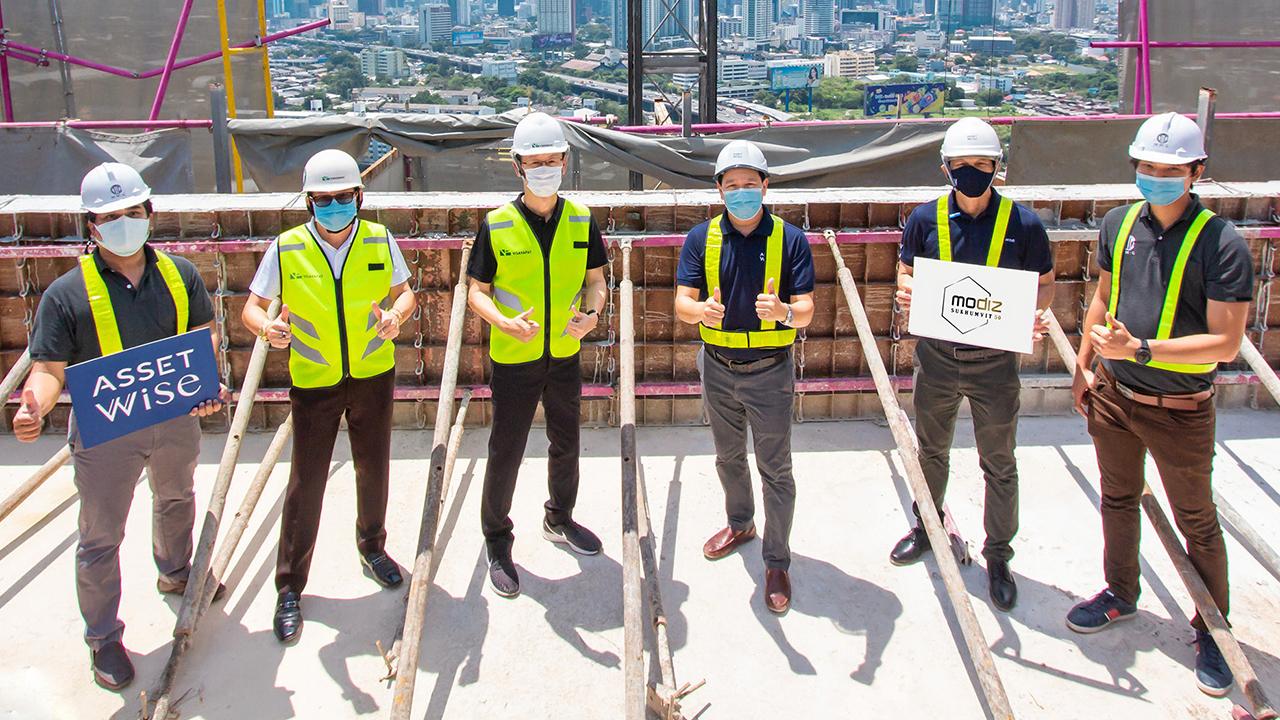 ตรวจเข้ม - กรมเชษฐ์ วิพันธ์พงษ์ และ พงศ์พันธ์ ธีระจรุงเกียรติ ตรวจความเข้มมาตรการป้องกันไวรัสโควิด-19 ในแคมป์คนงาน พร้อมความคืบหน้างานก่อสร้างโครงการ “โมดิซ สุขุมวิท 50” เพื่อ
เตรียมโอนกรรมสิทธิ์ให้ลูกค้าเข้าพักอาศัยได้ในไตรมาส 4 ปีนี้ ที่โครงการโมดิซ สุขุมวิท 50 วันก่อน.