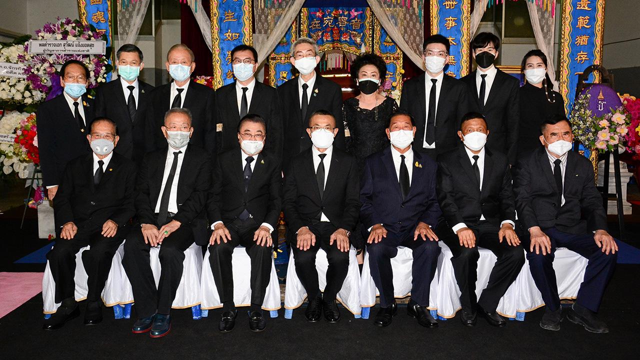 สู่สุคติ - พล.ต.อ.สุวัฒน์ แจ้งยอดสุข ผบ.ตร. เป็นประธานในพิธีสวดพระอภิธรรมศพ เค้งเซียง แซ่เฮ้ง แม่ยาย กิตติพงษ์ เตรัตนชัย โดยมี พล.ต.ต.เสนิต สำราญสำรวจกิจ, วิบูลย์ เลาหพงศ์ชนะ, ประจักษ์ ตั้งคารวคุณ และ วิชิต ชินวงศ์วรกุล มาร่วมในพิธีด้วย ที่วัดเทพศิรินทราวาส วันก่อน.