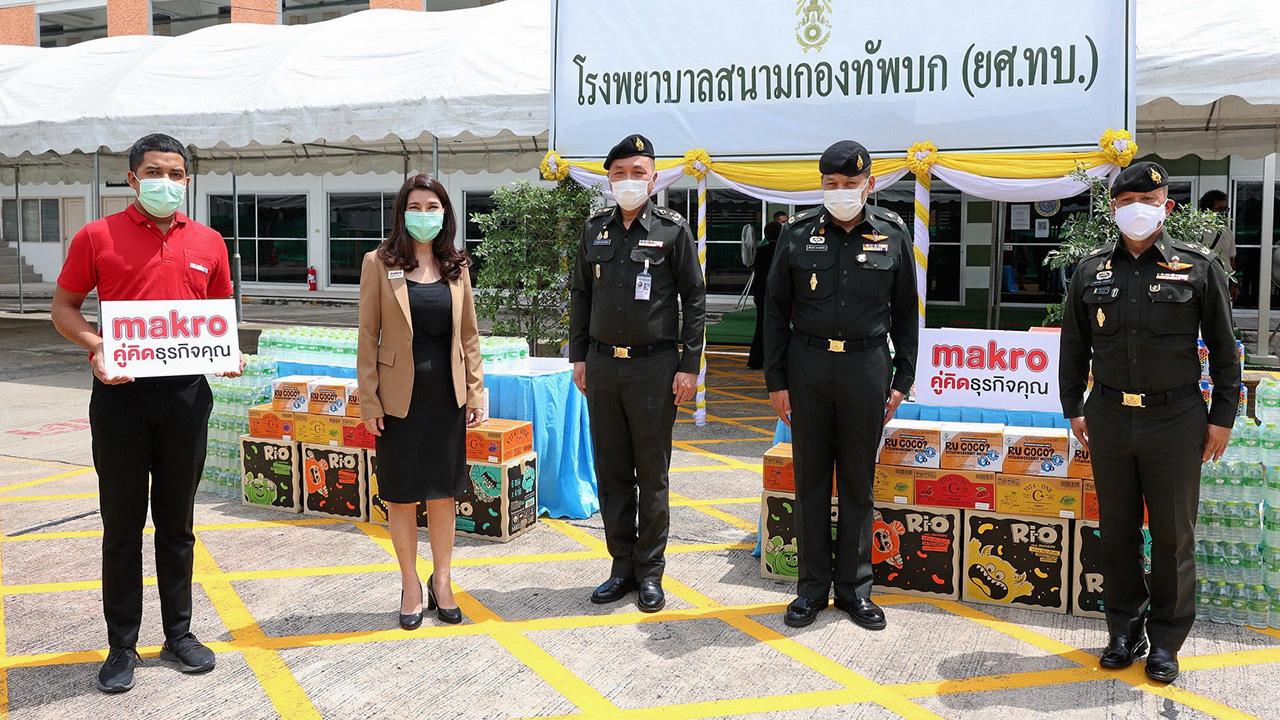 แม็คโคร - พล.ท.ชาญชัย ติกขะปัญโญ, พล.ท.วิสันติ สระศรีดา และ พล.ต.เฟื่องวิทย์ เลาหสุรโยธิน รับมอบอาหารและน้ำดื่มให้ รพ.สนามกองทัพบก จาก ศิริพร เดชสิงห์ ตัวแทน บ.สยามแม็คโคร ใน โครงการซีพีร้อยเรียงใจ สู้ภัยโควิด-19 ที่ รพ.สนามกรมยุทธศึกษาทหารบก วันก่อน.