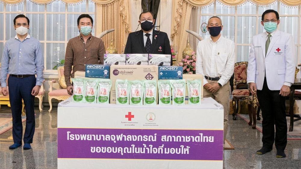 ช่วยกันต่อไป - อานนท์ เจริญรุ่งเรือง, พ.ต.ท.กรัณย์ หิรัณย์เตชะ และ กีรวุฒิ กิติยาดิศัย บริจาคเงินจำนวน 100,000 บาท พร้อมสิ่งของอุปโภคให้ รพ.จุฬาลงกรณ์ สภากาชาดไทย เพื่อช่วยเหลือและป้องกันการแพร่ระบาดโควิด โดยมี ขรรค์ ประจวบเหมาะ รับมอบ ที่ศาลาทินทัต วันก่อน.